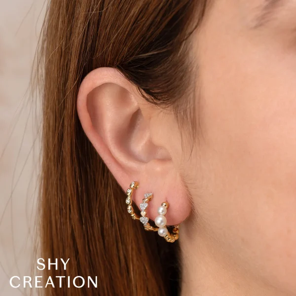 Shy Creation Kate 0.11CT DIAMOND HUGGIE EARRING